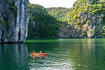 Halong bay full day trip from Hanoi: Visiting Thien Cung, Dau Go cave & Kayaking