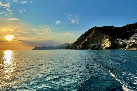 2-Hour Boat Tour at sunset in the Cinque Terre with Pesto tasting and focaccia