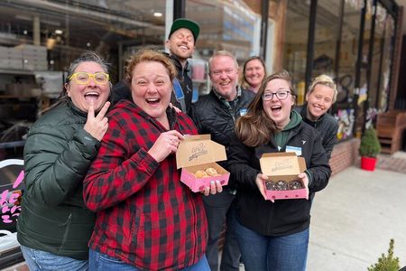 Portland Walking Food Tour – Warm Donuts, History & Hidden Gems