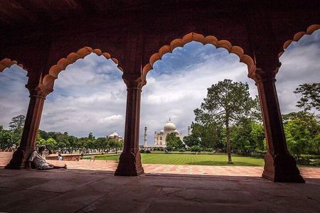 Private Guided Taj Mahal Tour with Skip The Line Entry Ticket