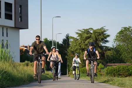 The Milan you don't expect, bike tour with picnic on the lake