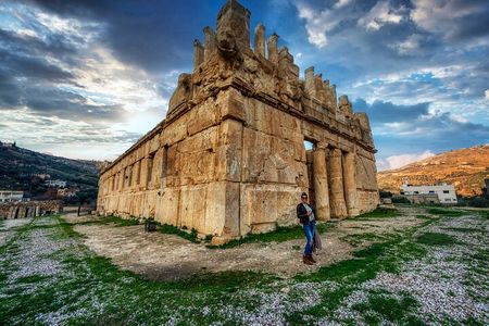 Half-Day Private Tour to Qasr al-Abd and Ancient Caves