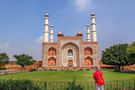Sunrise Taj Mahal, Agra Fort, Akbar's Tomb and Moonlit Garden Private Tour