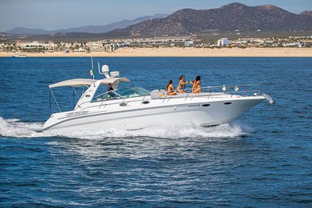 Luxury 42' Yacht Tour in Cabo for Snorkeling and Sunset 