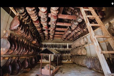 Private tour: Homemade food and wine tasting at my family home