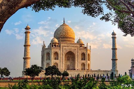 Taj Mahal Guided Tour With Lunch and Entry Fee From Jaipur