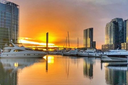 Melbourne Landmark Private Car Sightseeing Day Tour. 2-6 guests.