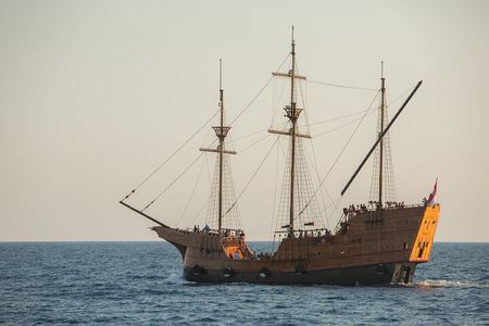 Cruise and Walking Tour Game of Thrones Dubrovnik with Karaka