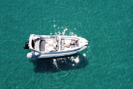 Private 7m 250hp speed boat tour Shipwreck Blue caves up to 8pax 