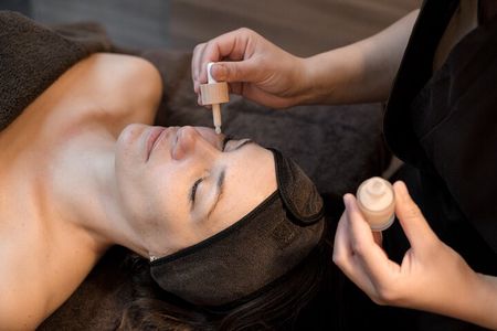 45 Minute Beauty Parenthèse Facial Treatment in Burgundy