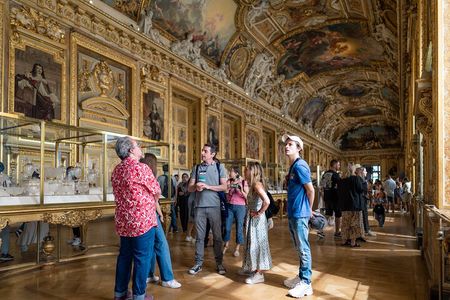 Paris Louvre Museum: Small Group Guided Highlights Tour