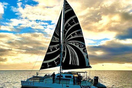 Moana’s Sunset Cocktail Sail Along Oahu's Waikiki Coast