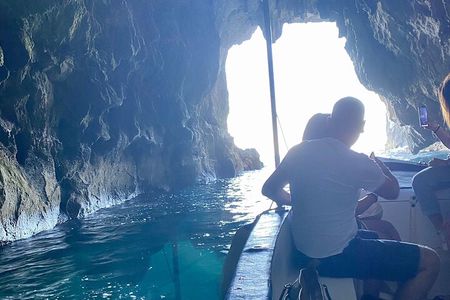 Private boat tour 1h Ortigia and caves with tales