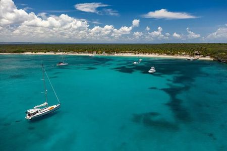 Full-day at Catalina Island from Santo Domingo with optional snorkeling included