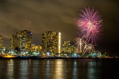 Waikiki: 2 hours - Friday Night Fireworks Catamaran Cruise