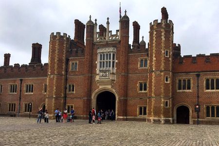 Private Tour: Hampton Court Palace Day Trip from London