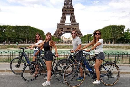 Private Paris E-bike city highlights tour