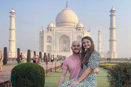From Mumbai: Overnight Taj Mahal Tour with Flight & Hotel