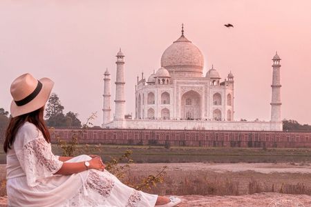From Delhi: 2-Day Taj Mahal Sunrise Tour with Fatehpur Sikri