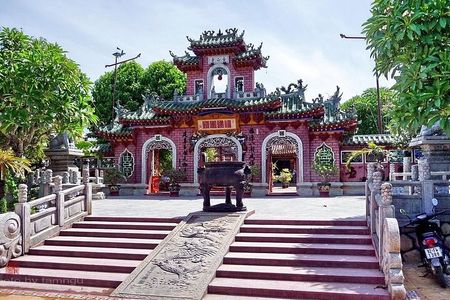 Hoi An City by night and release paper latern on Hoài river