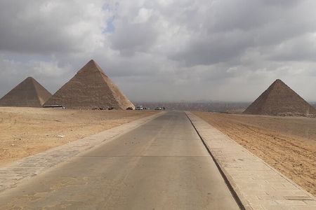 Guided full day tour to Giza pyramids, Egyptian Museum and Bazaar