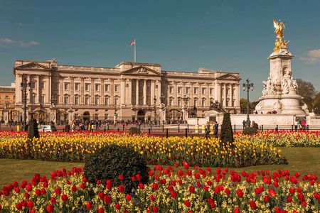 London Self-Guided Murder Mystery Tour by Buckingham Palace