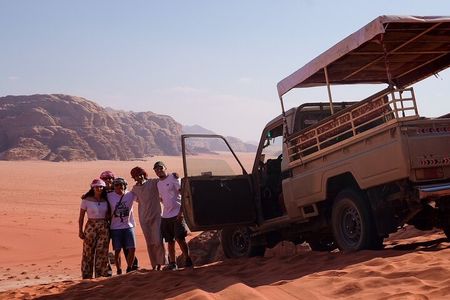 Half day Jeep Tour in Wadi Rum incl. water and Bedouin tea