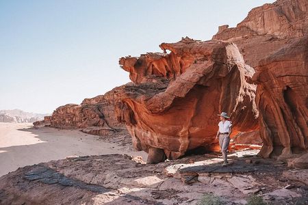 Wadi Rum: Explorer 5 Hour Jeep Tour PASS + Bedouin Tent + Meal