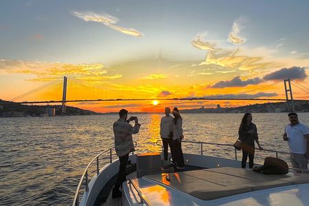 Bosphorus Sunset Yacht Cruise with Snacks and Live Guide