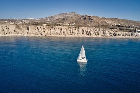 Santorini: Caldera Private Catamaran Cruise with Meal & Drinks