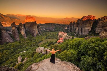 Majestic Sunset Meteora Tour with Local Guide