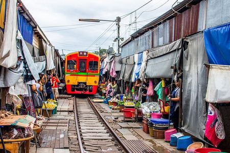 Damnoen Saduak Floating Market and Maeklong Railway Market Tour