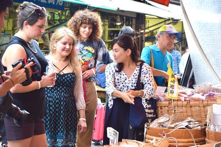 Tokyo Tsukiji Fish Market with Fish Tasting (90min Walking Tour)
