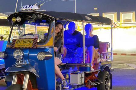 Tuk-tuk tour Bangkok by Night with Chinatown meal and hotel transfers