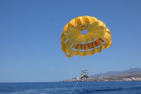 Parasailing flights on the coast of Adeje in Tenerife