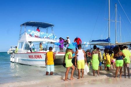 Experience for families and friends by private boat with pick-up