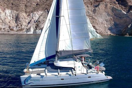 Santorini: Standard Small-Group Catamaran Cruise with Food/Drinks