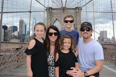 Private Brooklyn Bridge & DUMBO Photoshoot with Pro Photographer