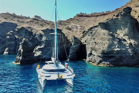 Santorini: Premium Small-Group Catamaran Cruise with Food/Drinks