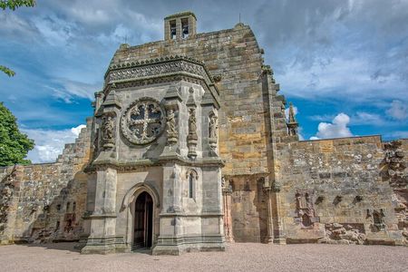 Edinburgh: Rosslyn Chapel, Berwick Private Day Tour in Luxury MPV