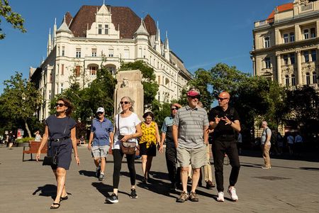 Budapest Downtown Walk with Chimney Cake and Metro Pass