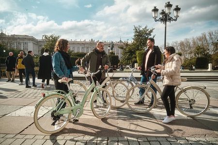 Madrid: City Highlights Guided Vintage Bike Tour