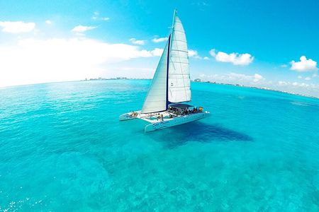 Half Day Luxury Sailing Experience in Riviera Maya with Open Bar