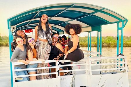 Freaky Tiki Boat Bayou Tour -7 miles from quarter w/ Bathrooms 