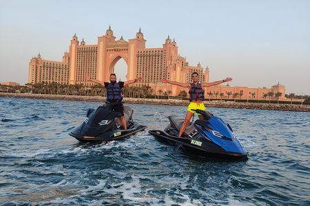 Jet ski in the heart of Jumeirah Beach