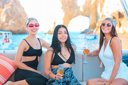 Private 32' Catamaran: Cabo Arch, Sea Lions & Beach for 12 Guest