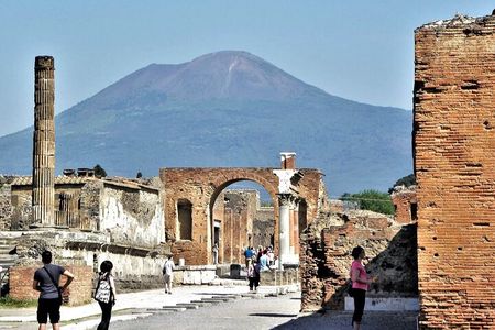 Pompeii: Exclusive Private Walking Tour with an Archaeologist