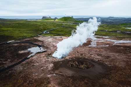 Reykjanes Explorer: Airport Transfer with Sightseeing Adventure