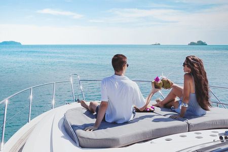 Shared Yacht Tour in Dubai Marina