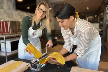  1 Hour Pasta making class in Rome
